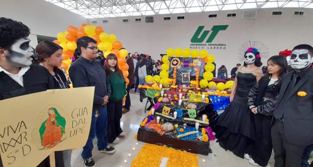 Altar de muertos y catrinas Universidad Tecnológica UT.