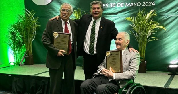 Presidente del Consejo de Instituciones de Nuevo Laredo, Dr. Francisco Mejía Barrientos, con los galardonados con la Medalla al Mërito Ciudadano, Ramón Barrios Pontón y Juan de Dios Rodríguez.