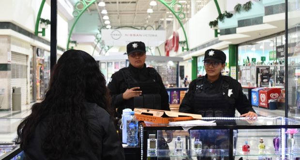 Policías verifican comercios.