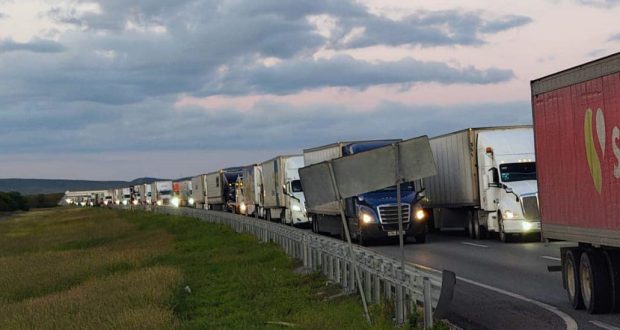 Fila de tráileres en carretera.