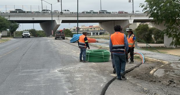 Cableado de fibra óptica para Total Play, abajo de puentes internacionales.