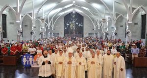 Sacerdotes en Catedral del Espíritu Santo de Nuevo Laredo.