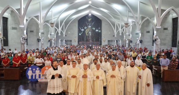 Sacerdotes en Catedral del Espíritu Santo de Nuevo Laredo.